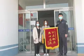 4名大学生骑共享单车没锁，被别人“顺”走，民警连夜帮寻回图片