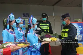 村民蒸制五色糯米饭送值班民警 流露浓浓警民情图片