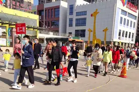 红黄蓝再出事：一幼师晒男童闻脚照，最新通报行政拘留七日图片