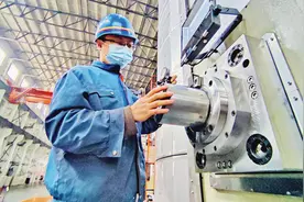 齐齐哈尔：国内首台TK6916C/140X40型数控落地铣镗床制造完成图片