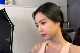 韩国女团Apink成员孙娜恩SNS发布广告拍摄现场写真图片