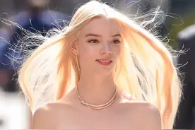 行走的洋娃娃！安雅·泰勒·乔伊纽约拍广告 黑色连体裤超模身材瞩目图片
