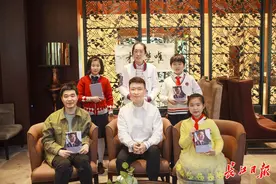 央视主持人康辉来了！看看楚才小记者都和他聊了些啥图片