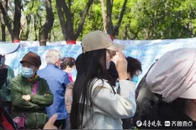 千佛山相亲会倩影频现，大批漂亮女孩结伴而来图片