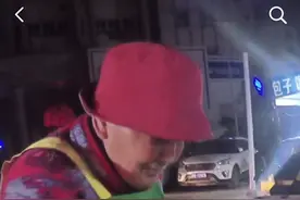 郑州96岁卖饼老太被几十名主播围观，民警到场劝离，原拍摄小伙：现在事情变味了图片