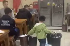 小男孩帮自家餐馆干活 双手提4个垃圾桶惊呆众人图片