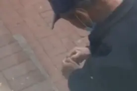 顾客试吃核桃后没买离开，大爷从地上捡起剥开，随后一幕令人心酸图片