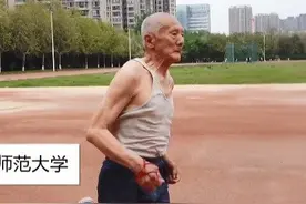 81岁老人坚持20年跑400米图片