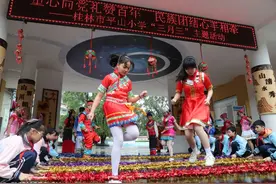 广西桂林：跳起竹竿舞 喜迎三月三图片