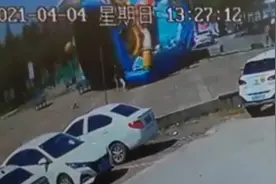 “充气城堡”频频惹祸调查：销售不带任何安全配件 经营者称“大风天把绳子绑在树上”图片