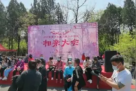 济南千佛山三月三相亲会：女的比男的多！70%是家长替孩子来的视频封面