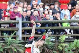 广西苗族时装走秀庆祝“三月三”游客围观“穿在身上的史诗”图片