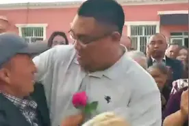 新疆村民含泪送别援疆驻村干部：村民们依依不舍，捎上干果馕视频封面