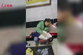 教科书式救命！孩子异物卡喉，护士用海姆立克法急救视频封面
