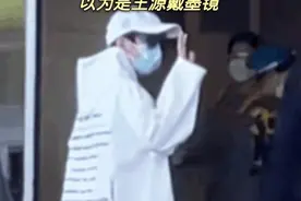 王源“头发错位”图引网友爆笑 刘海竟然成了墨镜图片