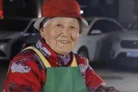 当卖菜馍的老太太成了“网红”，不打扰才是最大的尊重图片