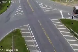 可怕！巴西一出租车被罐车撞上后再次与大巴车相撞瞬间起火图片