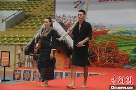 秀出新时尚！海南“三月三”上演黎族苗族服饰走秀图片