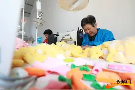 高清组图｜河北内丘：毛绒小玩具撑起增收大产业图片
