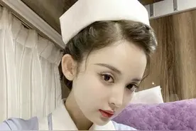 古力娜扎护士装造型曝光 简单盘发配蝴蝶结领口甜美可爱图片