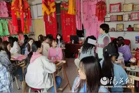 陕西30名大学生前往宝鸡凤翔彪角镇刺绣店拜“师”学“艺”图片