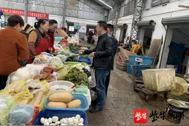 “掉色含有害蓝矾！镇江紧急排查“掉色香葱”图片