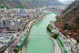 极目中国万里行｜红军“借门板”飞夺泸定桥，90后藏族姑娘向游客讲述当年往事图片