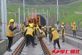 张吉怀铁路铺轨进入怀化图片