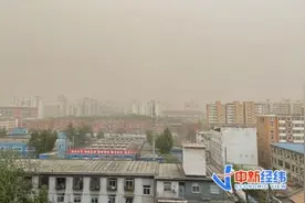 大风吹大风吹……北京沙尘雷电突袭！航班大面积延误图片
