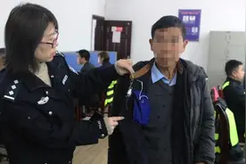 两男子科目一考试“开外挂”，监考民警搜出纽扣型摄像头视频封面