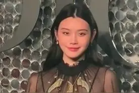 奚梦瑶红毯生图与精修图差异太大 网友惊叹：P图技术了得图片