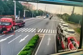 大货车闯红灯撞死摩托车主，交警判定摩托车主负一半责任图片