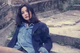 30年前就超前卫！王菲西服搭牛仔，渔网袜秀腿气质冷艳图片