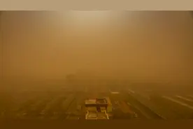 摄影师延时记录沙尘暴过境，城市瞬间被“吞噬”视频封面