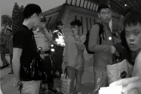 父亲求助乘警说13岁儿子被拐！警察在列车上找到他，正打算随五个“哥们儿”去打工图片