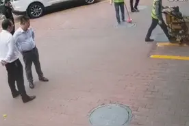 工人正在施划标线，突然井盖被炸飞图片