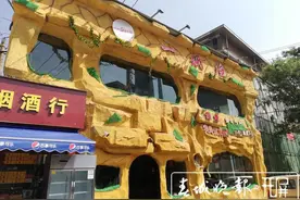 市民质疑是否合法？昆明一餐馆装修稀奇引热议图片