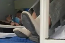 30秒 | 女子睡卧铺不脱鞋 列车长苦苦哀劝反被怼