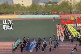 正在向我们迎面走来的是“舞”术方队，他们雄赳赳气昂昂……图片