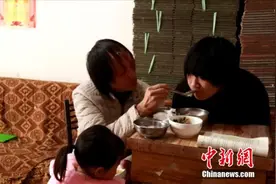 “90后”脑瘫女子鼻尖打字开网店，卖出苹果收获爱图片