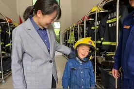 衢州4岁男童误拨119报警电话，妈妈带着儿子到消防站当面道歉，结局暖了图片