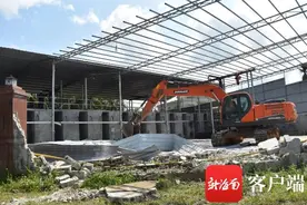 万宁依法拆除长丰镇两处违建槟榔厂 拆违面积4544平方米图片