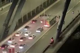 南宁八尺江桥十几人并排“压马路”堵桥后续：多个单位及责任人被通报批评图片