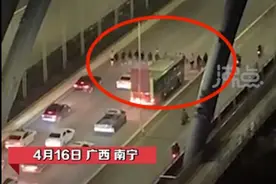 广西近20人并排压马路致大堵车，现场曝光！警方通报：因工程款纠纷图片