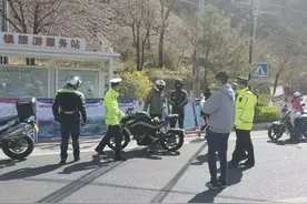 门头沟游客增多，警方进山路口严查摩托车违法图片