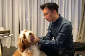 谢霆锋晒与宠物狗玩耍照 网友：冻龄男神，这颜值绝了图片