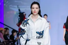 吴敏霞上海时装周走秀 观众席的邓亚萍畅谈女性力量图片