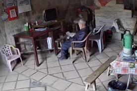 孙女记录95岁爷爷的一天，感动无数网友图片