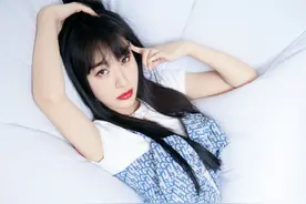 李菲儿蝴蝶结吊带装配喇叭裤 光脚凹造型搞怪不停图片