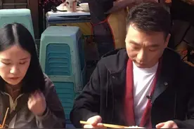 康辉来渝打卡网红小面：小碗混合微辣，安逸图片